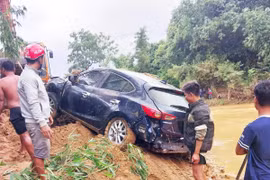 Tìm thấy xe ô tô bị nước lũ cuốn trôi ở Quảng Trị