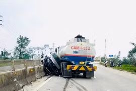 Ô tô con vắt vẻo trên lan can Quốc lộ 1, tài xế may mắn thoát nạn