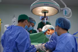 Cứu sống người đàn ông bị đinh bắn xuyên ổ bụng khi dọn nhà