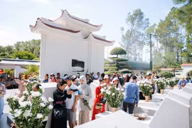 Dòng người rưng rưng về địa chỉ đỏ Ngã ba Đồng Lộc