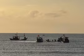 Tàu cá gặp nạn trên biển, 4 ngư dân bơi vào bờ an toàn