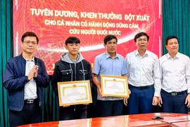 Khen thưởng hai cha con cứu người trên sông Gianh