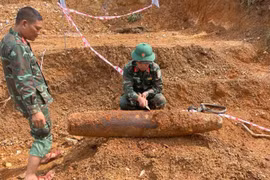 Phát hiện bom khủng khi làm nghĩa trang ở Hà Tĩnh