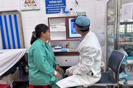 Gắp thành công xương cá hình chữ T trong khí quản người phụ nữ