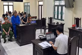 Rủ nhau đánh bạc, nhóm đối tượng lĩnh gần 28 năm tù