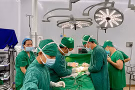 Phẫu thuật cứu sống trẻ sơ sinh bị hở thành bụng, quai ruột lộ ra ngoài
