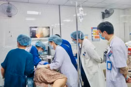 Gắp thành công mảnh xương đâm xuyên thành thực quản cụ bà