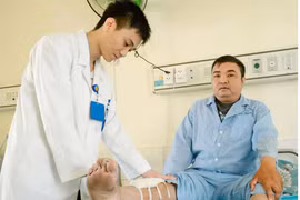 Nam thanh niên bị chân chống xe máy đâm sâu vào cẳng chân