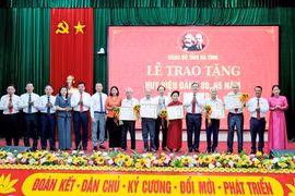 Phó Thủ tướng Chính phủ Phạm Gia Túc trao Huy hiệu Đảng tại Hà Tĩnh