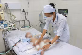 Cứu sống bệnh nhi mắc tay chân miệng nguy kịch ở Khánh Hoà