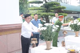 Thường trực Ban Bí thư Trần Cẩm Tú dâng hương tưởng niệm tại Ngã ba Đồng Lộc