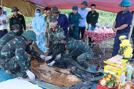 Tìm thấy thi thể liệt sĩ được bọc trong tăng bộ đội ở Huế