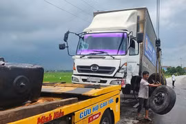 Va chạm trực diện, 2 ô tô bị rụng bánh ở Hà Tĩnh