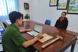 Người đàn ông đập phá hũ cốt gia đình người tình vì ghen tuông