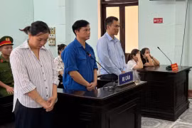 Bảo kê lấn chiếm vỉa hè, 3 cựu cán bộ lĩnh 9 năm tù