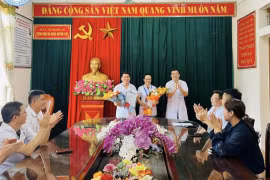 Khen thưởng bác sĩ cứu bé ngừng tim do điện giật