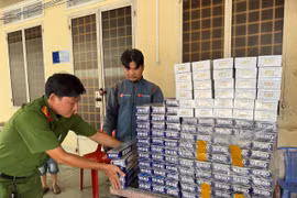 Bắt đối tượng vận chuyển gần 1.500 bao thuốc lá nhập lậu