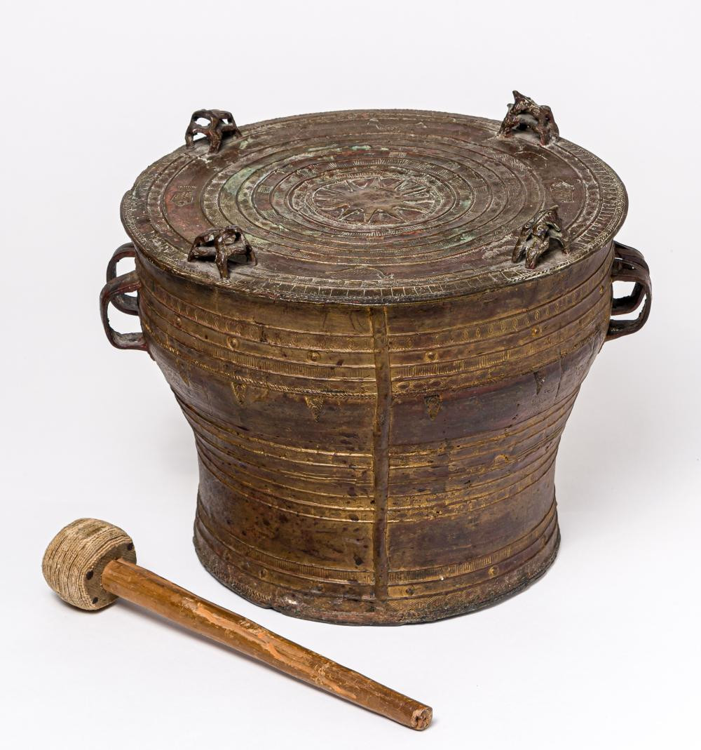 Trong văn hóa của người Karen, trống đồng gắn liền với những ngày lễ thiêng liêng. Họ xem đây là di vật quý giá nhất mà bộ tộc mình sở hữu. Thậm chí, hình ảnh trống đồng còn xuất hện trên lá cờ của cộng đồng này.