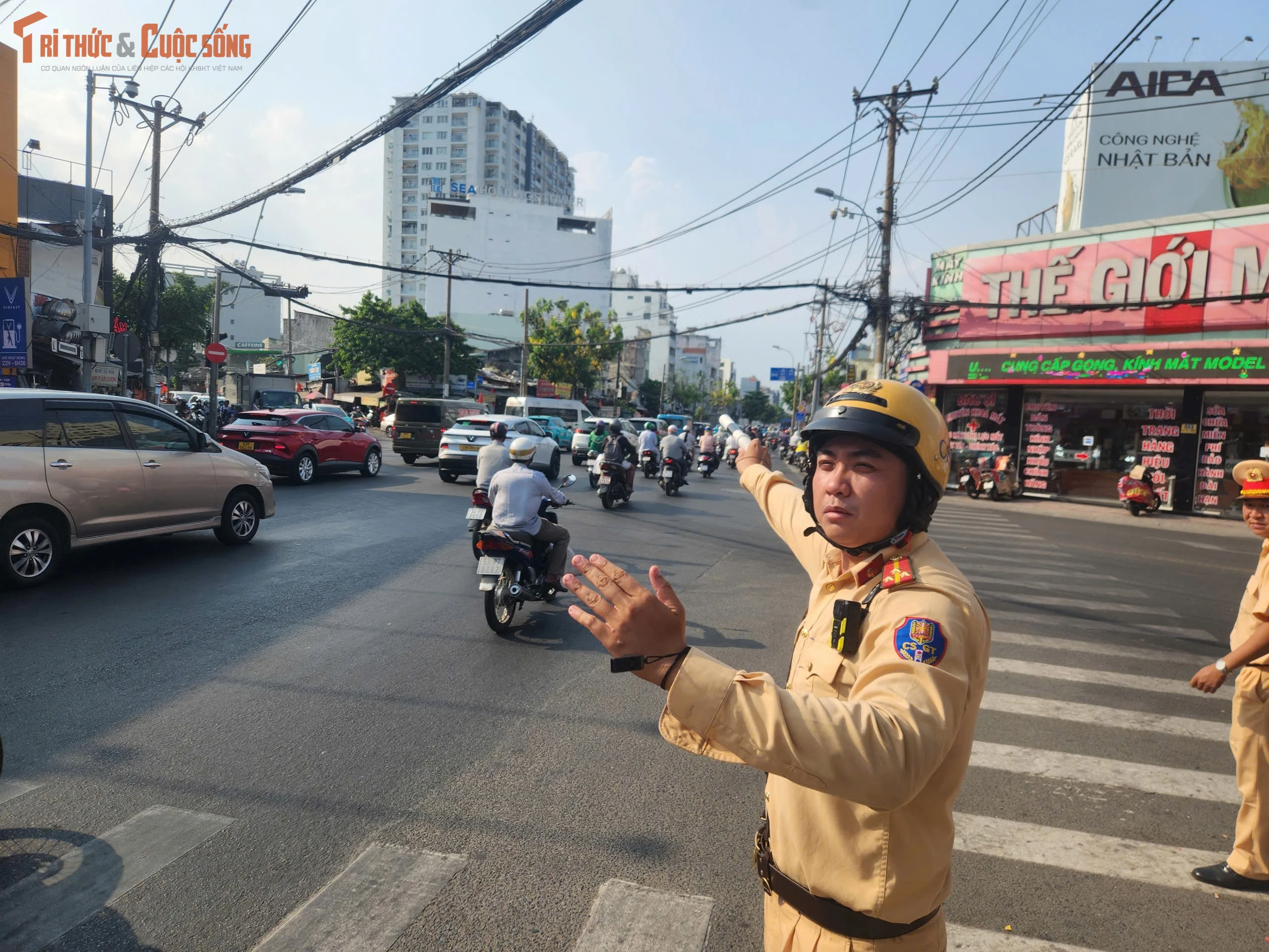 Các tuyến đường cửa ngõ TP HCM tấp nập người về quê nghỉ lễ