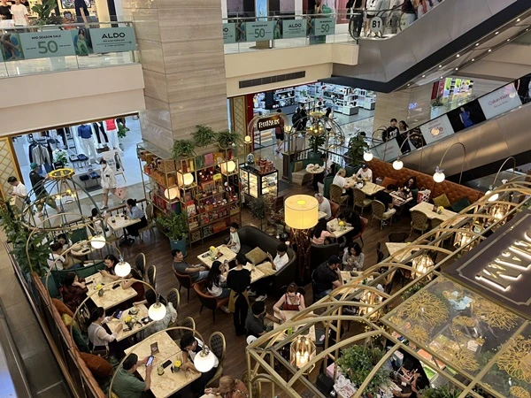 Người dân TPHCM đổ xô đến trung tâm thương mại tránh nóng