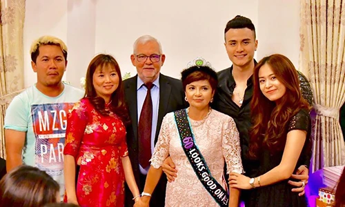 Hoàng Thùy Linh thân thiết với gia đình siêu mẫu Vĩnh Thụy