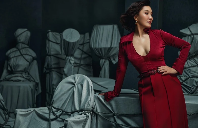 Hồng Đào mặc váy xẻ ngực sâu khoe body gợi cảm ở tuổi 62