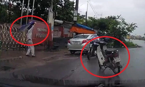Video: Người đàn ông dựng xe máy giữa đường, nhảy múa dưới trời mưa