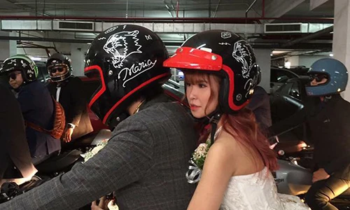 Kelvin Khánh rước dâu bằng mô tô trong đám cưới với Khởi My