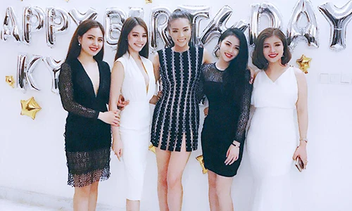 Hoa hậu Kỳ Duyên hạnh phúc đón tuổi 20 bên bạn bè