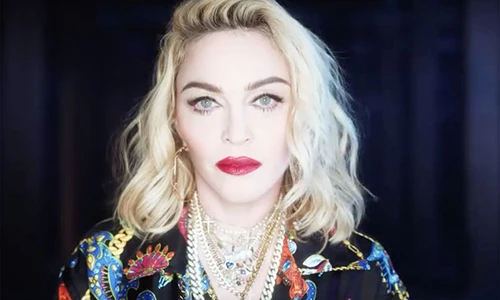 Soi tình duyên của sao Hollywood bị tình cũ tố "quan hệ" trên máy bay