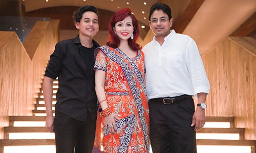 Hoa hậu Diệu Hoa rạng rỡ bên chồng Ấn Độ và con trai út