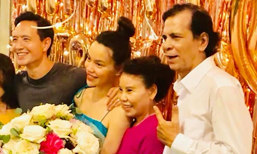 Hồ Ngọc Hà bất ngờ khi được gia đình, bạn bè tổ chức sinh nhật