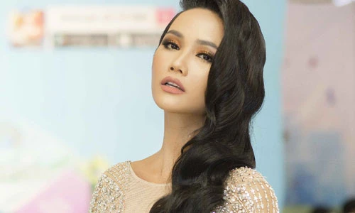 H'hen Niê gây bất ngờ với mái tóc dài tại sự kiện