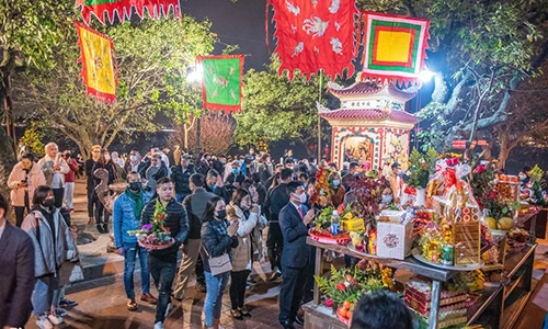 Tết Tân Sửu 2021: Phủ Tây Hồ chật kín người dâng lễ