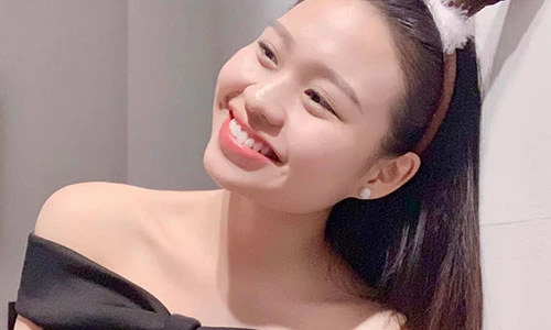 Con gái "nữ hoàng dao kéo" Lê Giang - Lê Lộc gợi cảm hút mắt