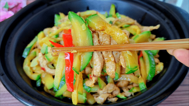 Hơn nữa, vitamin D có trong loại rau này có thể giúp cơ thể con người hấp thụ canxi và phốt pho tốt hơn, giúp xương chắc khỏe. Bí ngô non tươi mềm tốt nhất nên xào. Dưới đây là cách xào bí đỏ mềm, hương vị ngọt thơm với thịt nạc, cho bạn món ăn ngon, rất tốn cơm.