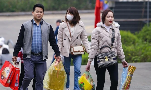 Nguời dân thập phương về Đền Hùng dâng lễ đầu năm