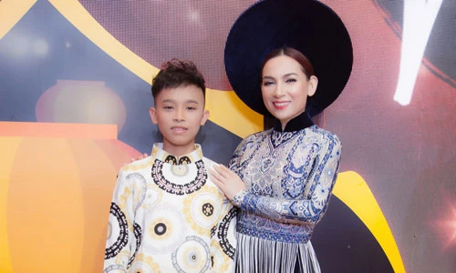 Hồ Văn Cường cùng mẹ nuôi Phi Nhung tự tin trình diễn thời trang