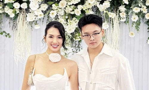 Quý tử cao 1m85, điển trai của siêu mẫu Anh Thư