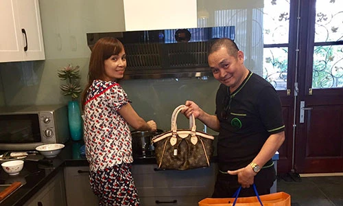 Hot Face sao Việt 24h: Xuân Hinh mua quà “nịnh” vợ