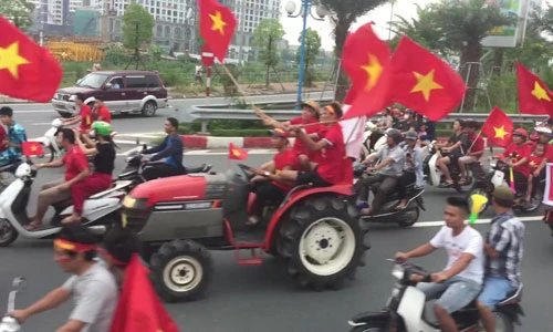 Video: CĐV lái 4 máy cày “chất như nước cất” đi đón Olympic Việt Nam