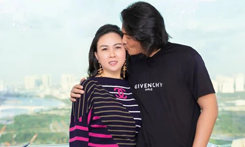 Quách Ngọc Ngoan âu yếm hôn bạn gái đại gia Phượng Chanel