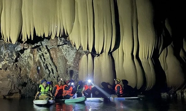 Ngắm hang động tuyệt đẹp vừa được tìm thấy giữa rừng Trường Sơn