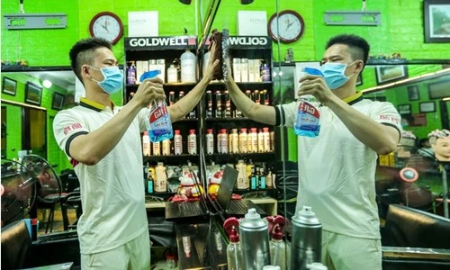 Video: Người Thủ đô dọn dẹp hàng quán xuyên đêm để đón khách trở lại