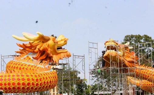 Cặp linh vật khổng lồ “lưỡng long chầu nguyệt” ở Cố đô Huế