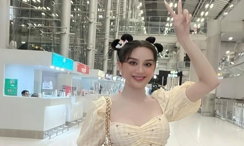 Lâm Khánh Chi mặc style “cưa sừng làm nghé” sang Thái sửa giọng