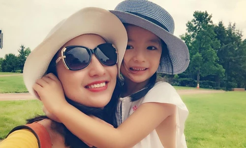 Ngắm con gái siêu cute của Hoa hậu Ngọc Diễm