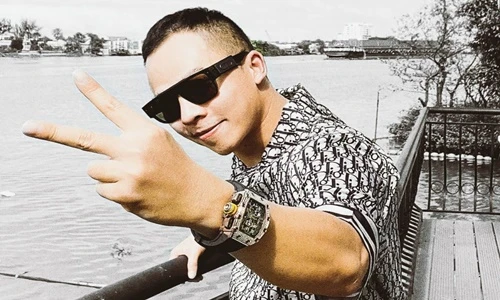 Vũ Khắc Tiệp phản ứng ra sao khi bị tố đeo đồng hồ nhái?