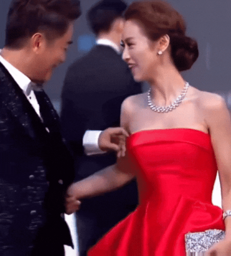 Nữ MC Ngô San Nho cũng từng gặp trường hợp suýt hớ hênh khi đi trên thảm đỏ. Trên sóng trực tiếp, tài tử Ngô Tông Hiến đã giúp con gái chỉnh lại váy áo.