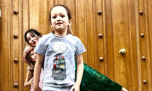 Hot Face sao Việt 24h: Hồng Nhung bình yên bên các con ở trời Tây